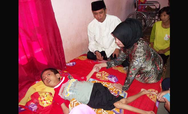 Bupati Nganjuk, Drs H Taufiqurrahman dan Ketua LPA Hj Ita Taufiqurrahman saat melihat kondisi anak yang mengalami kelumpuhan akibat kelainan genetik.