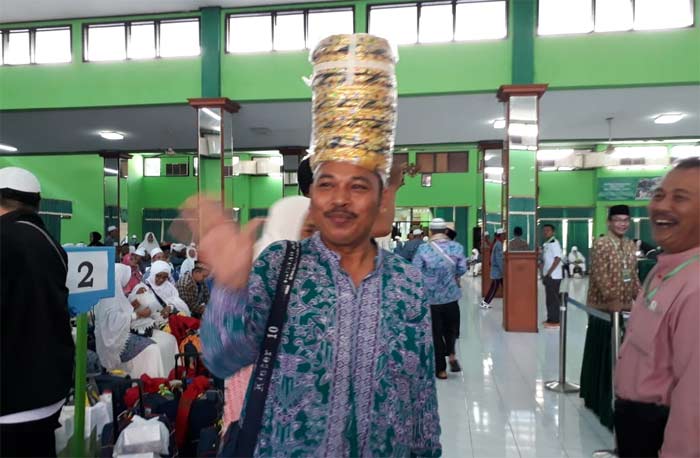 Abdul Rahman saat menunjukkan topi langkanya.
