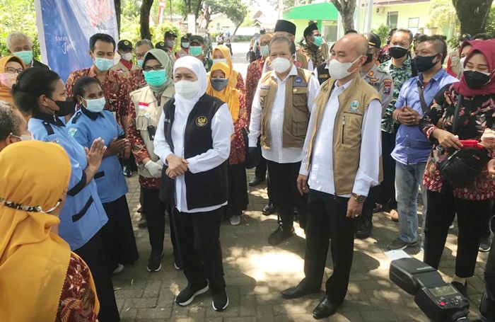 Bupati Hendy mendampingi Gubernur Khofifah bersama Kadindik Jatim Wahid Wahyudi saat tiba di SMKN 5 Jember.