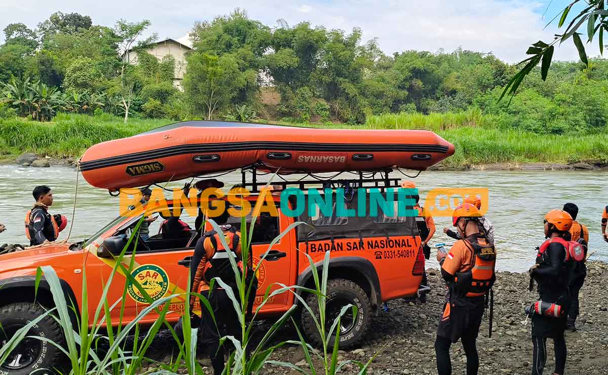 Tim SAR saat berada di pos pencarian untuk evakuasi remaja yang terseret arus Sungai Brantar, Kabupaten Blitar. Foto: AKINA NUR ALANA/BANGSAONLINE