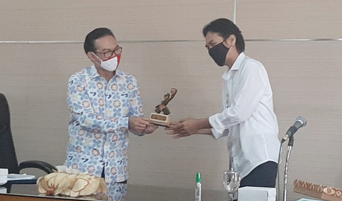 Bupati Madiun Ahmad Dawami saat menerima kunjungan Kepala BKKBN Pusat Dr. Hasto Wardoyo (kiri). 