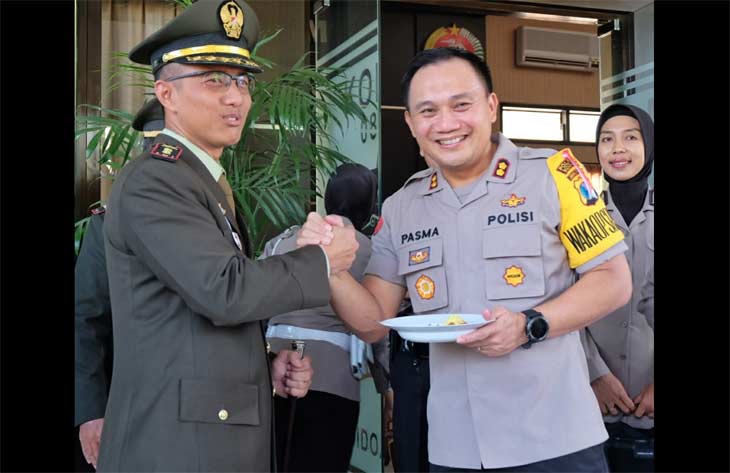 Dandim 0816 Sidoarjo, Letkol Kav Arif Cahyo memberikan potongan kue kepada Wakapolresta Sidoarjo AKBP Pasma Royce.