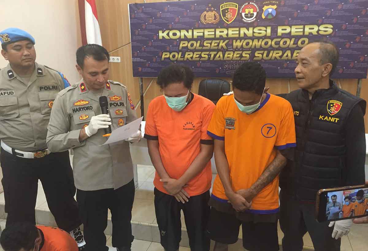 Petugas saat mengamankan 2 maling sepeda balap di Surabaya.