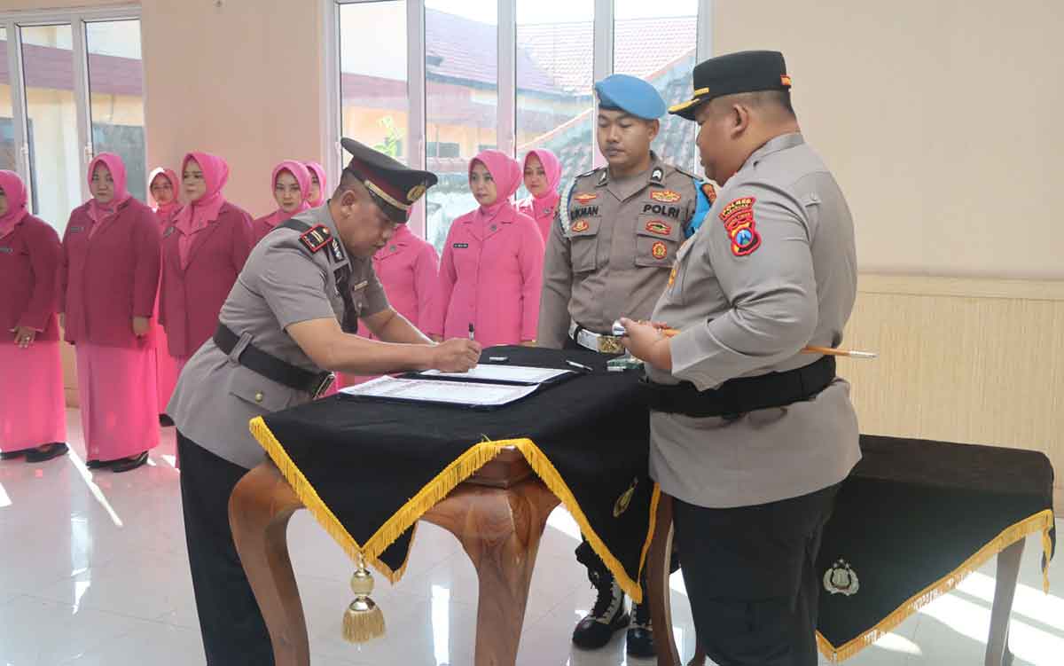 Kapolres Pasuruan saat memimpin Sertijab atau serah terima jabatan.