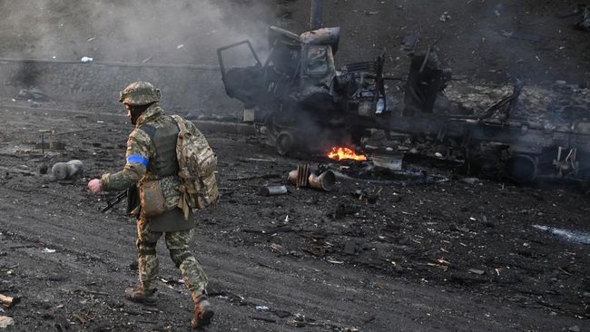 Salah satu sudut pemandangan di Ukraina. Militer Ukraina mengklaim mereka menahan sekitar 200 tentara Rusia. (AFP/SERGEI SUPINSKY)/CNNIndonesia.com