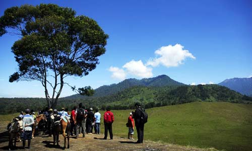Wisatawan sedang menikmati kawah wurung dan padang savana. Foto: sugiyanto/BANGSAONLINE