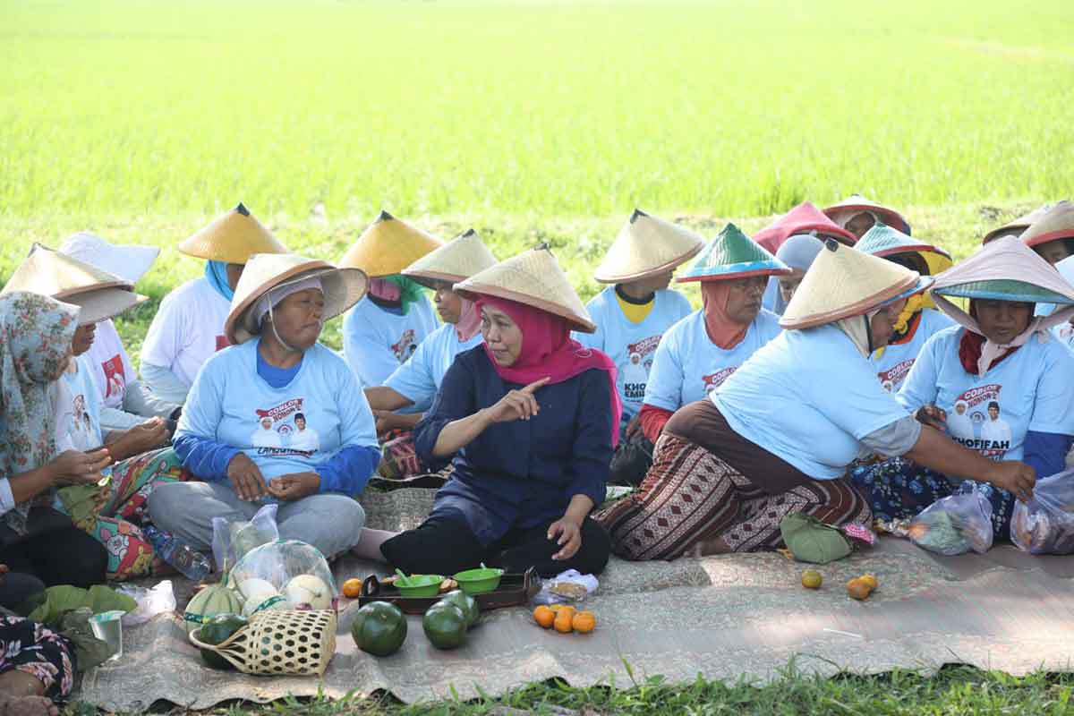 calon Gubernur Jawa Timur nomor urut 2, Khofifah Indar Parawansa, saat bersama petani di Ngawi.