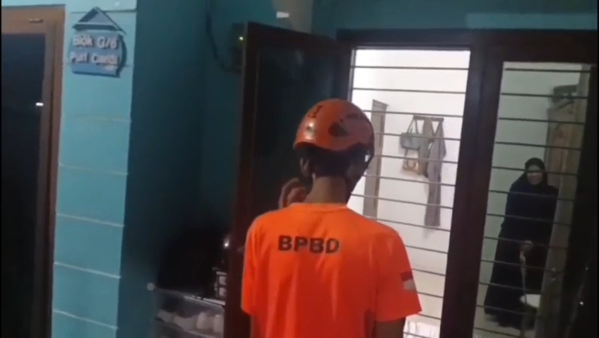 Upaya evakuasi ibu rumah tangga yang terkunci oleh Damkar Kota Pasuruan