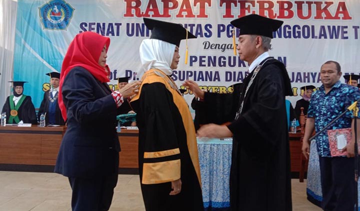 Prof. Dr. Dra. Supiana Dian Nurtjahyani, M.Kes. saat dikukuhkan sebagai Guru Besar ke-2 kampus tersebut, Kamis (26/12).