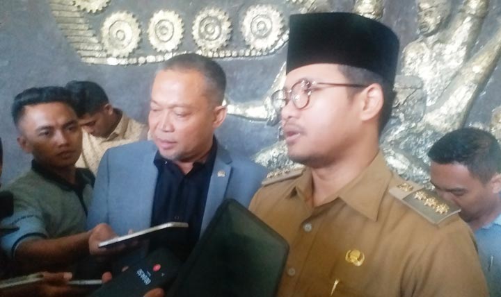 Bupati Bangkalan R. Abdul Latif Amin memberikan keterangan usai kunjungan Anggota Komisi V DPR RI Syafiuddin. foto: FAUZI/ BANGSAONLINE