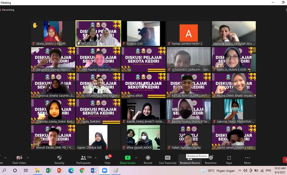Wali Kota Kediri Abdullah Abu Bakar (kanan atas) saat berdialog dengan para siswa di Kota Kediri melalui aplikasi Zoom. foto: ist.
