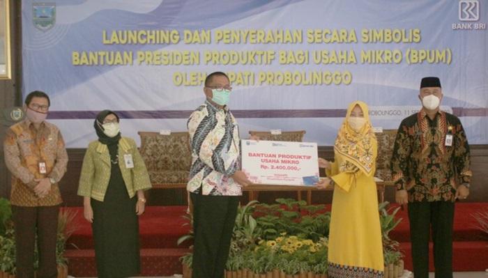Asisten Perekonomian dan Pembangunan, Hasyim Ashari saat menyerahkan bantuan BPUM secara simbolis ke penerima.