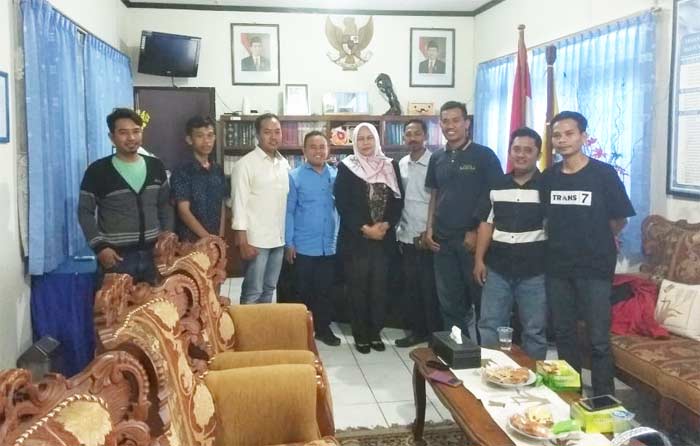 Rektor Unirow foto bersama alumni yang berprofesi sebagai jurnalis usai melakukan ramah tamah.