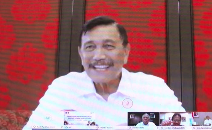 Menteri Koordinator Bidang Kemaritiman dan Investasi Luhut Binsar Pandjaitan memimpin prosesi pencanangan pembangunan Bandara Internasional Kediri, Rabu (15/4).