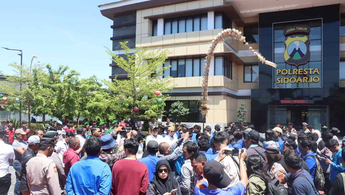 Aksi damai yang dilakukan berbagai elemen mahasiswa di Mapolresta Sidoarjo.

