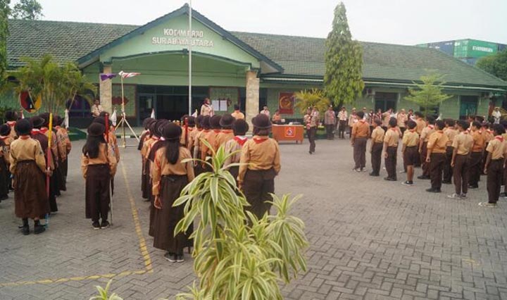 Para pelajar mengikuti pelatihan baris berbaris saat Persami di Kodim Tipe A 0830/Surabaya Utara.