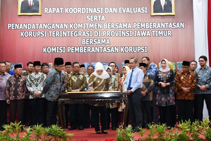 Gubernur Jatim, Khofifah Indar Parawansa menandatangani komitmen bersama pemberantasan korupsi terintegrasi di Jatim bersama KPK RI. Hadir dalam kesempatan itu Wakil Ketua KPK RI, Alexander Marwata, Ketua DPRD Jatim, Abdul Halim Iskandar dan seluruh kepala daerah se Jatim. foto: ist