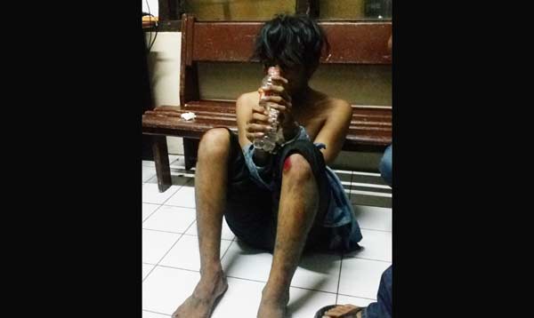 Pelaku jambret yang dimassa saat diamankan ke Polsek Genteng Surabaya. foto: eko suyono/ BANGSAONLINE