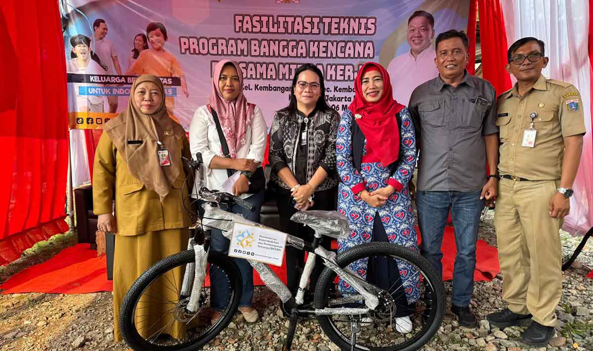 Foto bersama usai sosialisasi percepatan penurunan stunting di Jakarta Barat.