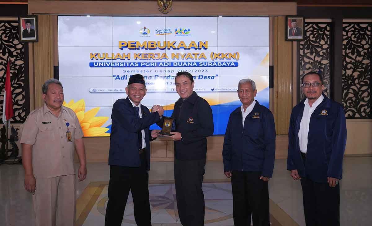 Rektor Unipa saat memberikan cendera mata ke Plt Sekda Sidoarjo ketika pembukaan KKN di Pendopo Delta Wibawa. Foto: Ist