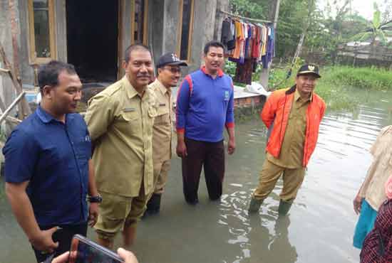 Bupati HM Irsyad Yusuf saat meninjau korban banjir di Desa Kedung Ringin Kecamatan Beji.