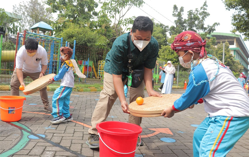 Orang tua dan siswa KB-TK Al Muslim Sidoarjo saat mengikuti Family Day.