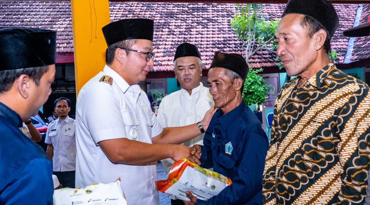 Wakil Bupati Gresik ketika menyerahkan bantuan kepada salah satu nelayan. Foto: Ist