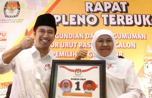 Khofifah-Emil saat pengundian nomor urut oleh KPU Jatim. 