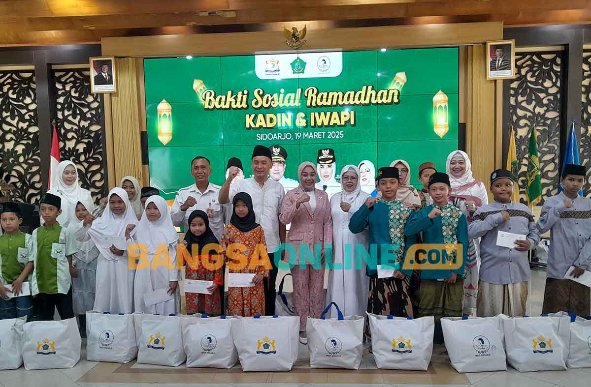 Santunan anak yatim yang digelar Kadin dan IWAPI Sidoarjo. Foto: MUSTAIN/BANGSAONLINE