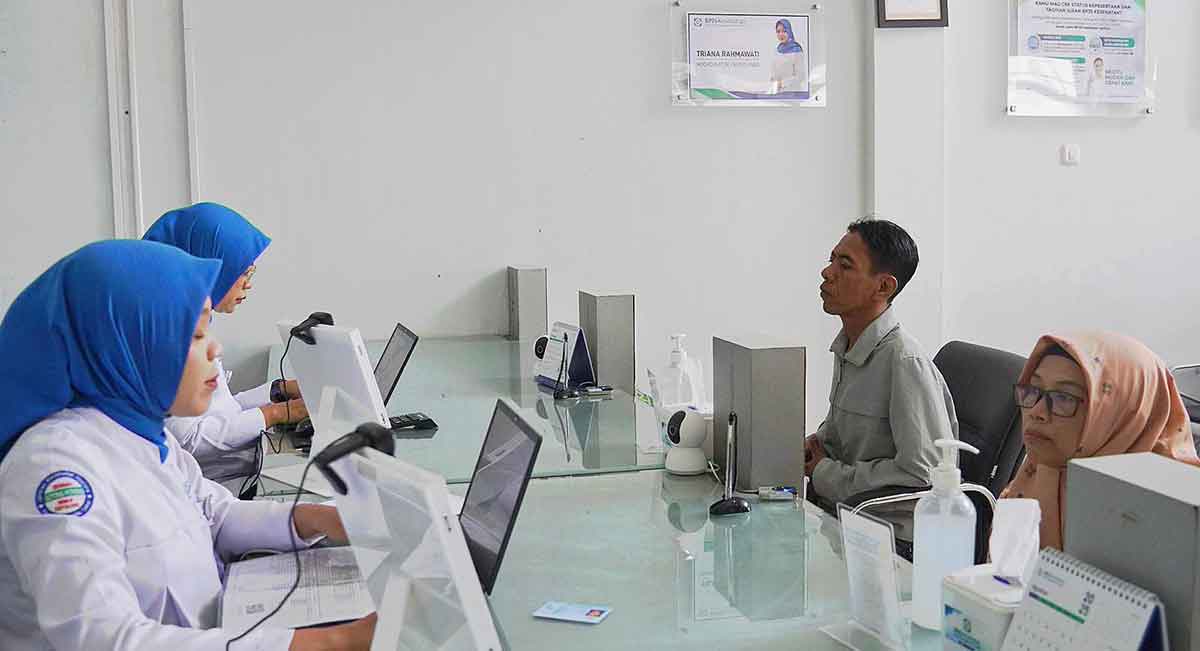 Masyarakat saat mendapat pelayanan dari petugas BPJS Kesehatan.
