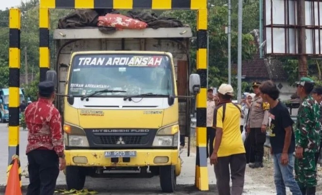 Sebuah truk saat melewati portal di Jembatan Luwihaji