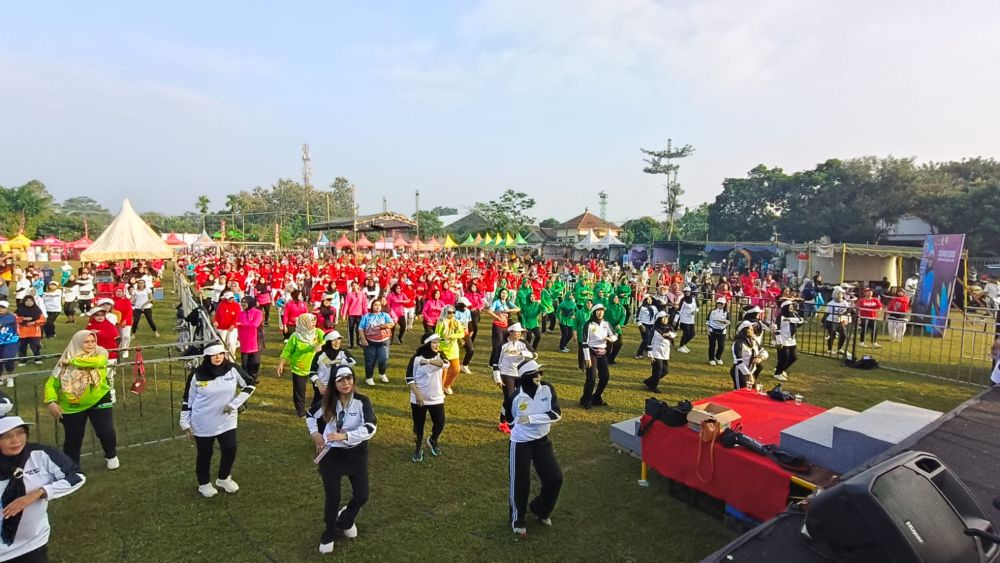 Perwosi Blitar Dorong Perempuan Berdaya Lewat Senam Dan Bazar UMKM di Desa Tlogo