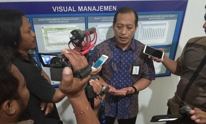 Manajer Unit PLN Nganjuk Wicaksana saat memberikan keterangan di hadapan wartawan. foto: BAMBANG/ BANGSAONLINE