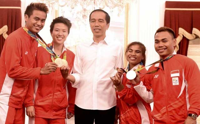Presiden Joko Widodo foto bersama atlet bulu tangkis Tontowi Ahmad (kiri) dan Lilyana Natsir (dua kiri) serta atlet angkat besi Sri Wahyuni (dua kanan) dan Eko Yuli Irawan (kanan) ketika bertemu di Istana Merdeka, Jakarta, Rabu (24/8).  foto: merdeka.com