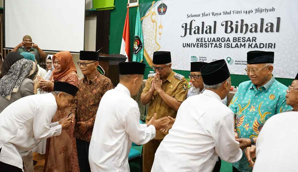 Wakil Wali Kota Kediri saat bersalam-salaman dengan keluarga besar Uniska. Foto: Ist