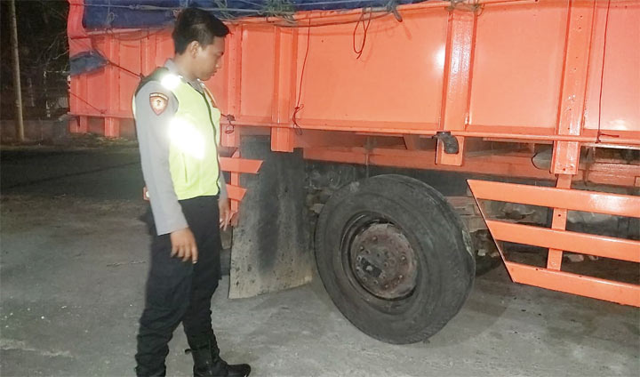 Truk Fuso yang mengalami pecah ban dan mengakibatkan karyawan tambal ban meninggal dunia di Desa Ambat, Kecamatan Tlanakan, Kabupaten Pamekasan. 