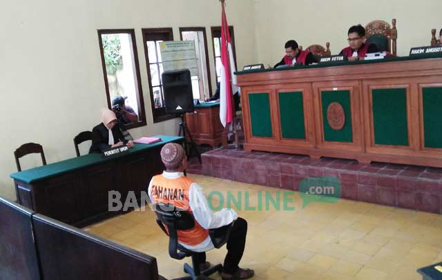 Slamet Daroini saat sidang putusan di Pengadilan Negeri Blitar. foto: AKINA/ BANGSAONLINE