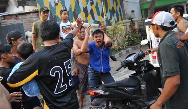 KENA: Salah satu pelaku jambret yang tertangkap dan dihajar massa. foto: catur/ BANGSAONLINE
