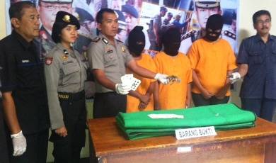 Ketiga pelaku bersama barang bukti saat diamankan di Mapolres Kediri Kota. (arif kurniawan/BANGSAONLINE)
