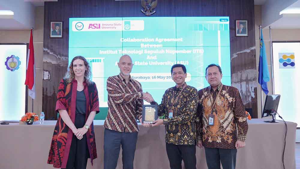 (tengah dari kiri) Konsulat Jenderal AS di Surabaya Chris Green dan Rektor ITS Bambang Pramujati usai penandatangan MoU. (Ist)
