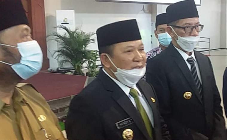 Bupati Jember ,Hendy Siswanto (tengah).