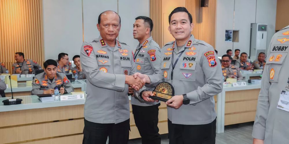 Kapolda Jawa Timur Irjen Pol Drs. Nanang Avianto (kiri) menyerahkan penghargaan kepada Kapolres Lamongan AKBP Arif Fazlurrahman