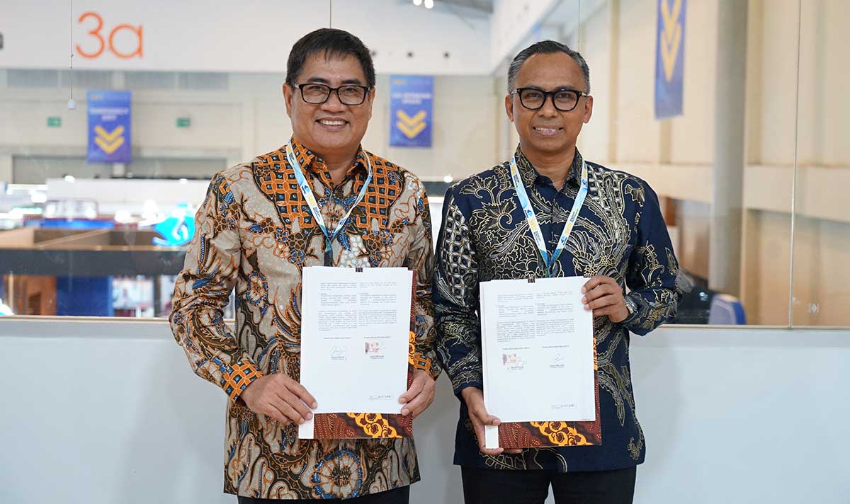 Direktur Utama Petrokimia Gresik, Daconi Khotob (kiri), ketika menunjukkan PJBG yang telah ditangani dengan perusahaan penyedia. Foto: Ist
