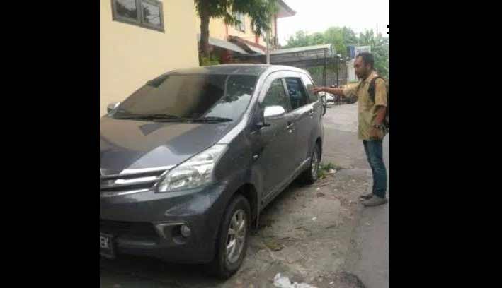 Tampak mobil korban yang menjadi korban maling spesialis pecah kaca mobil. foto: ist