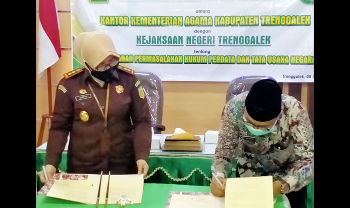 Penandatanganan MoU antara Kemenag dan Kejari Trenggalek. foto: HERMAN/ BANGSAONLINE