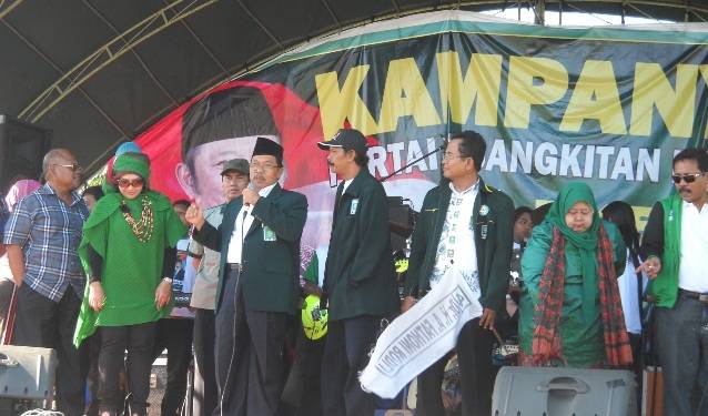 MENANG - Mustasyar DPC PKB Sidoarjo, MG Hadi Sutjipto kala menjadi juru kampanye (jurkam) dalam kampanye rapat terbuka, masa kampanye Pileg 2014 lalu, di lapangan Desa Pangkemiri Kecamatan Tulangan, Selasa (25/3/2014). foto : musta’in/BangsaOnline

 