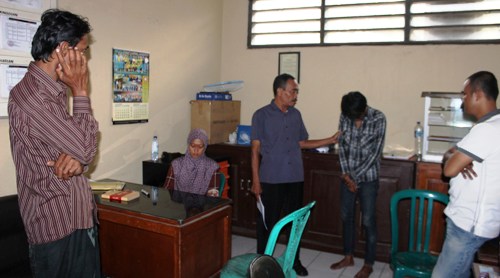 Nampak Qomariyah dan dua pelaku bayaran yang ditangkap polisi. (Haris/BangsaOnline)