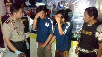 Dua pejambret yang ditangkap Polsek Genteng. foto: Rusmiyanto/BangsaOnline.com