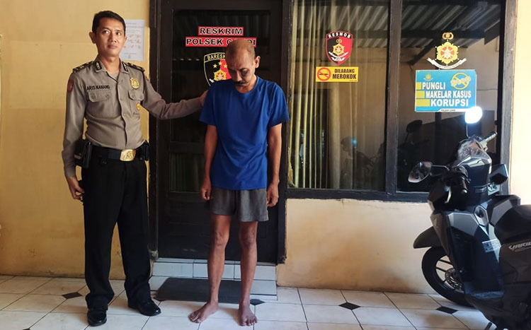 Pelaku beserta barang bukti saat di Polsek Candi.
