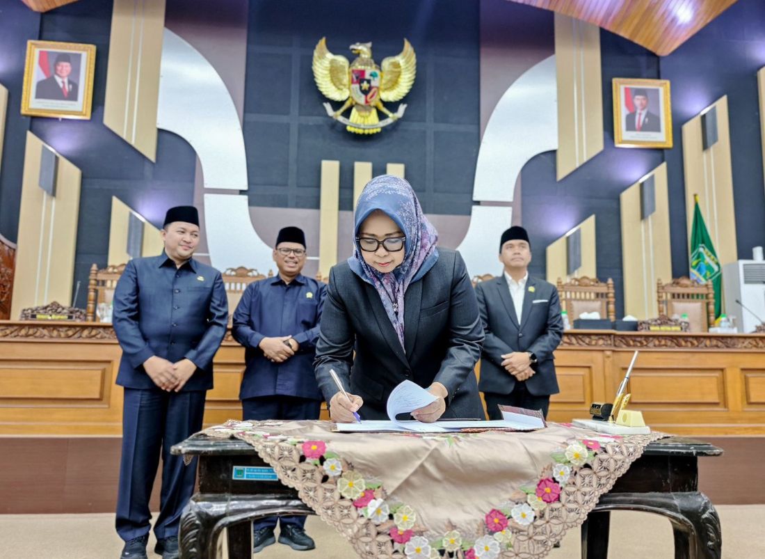 Penandatanganan nota persetujuan bersama antara kepala daerah dan pimpinan DPRD Kabupaten Pasuruan